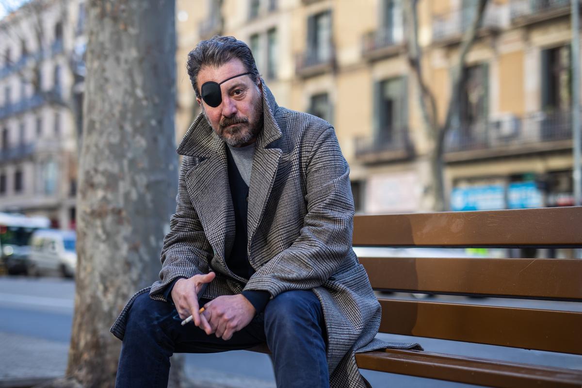 Ray Loriga el escritor madrileño publica Cualquier verano es un final (Alfaguara), novela sobre la amistad y la muerte en la que vierte sin dramatismo, más bien al contrario, su experiencia con un tumor cerebral y las secuelas que le dejó