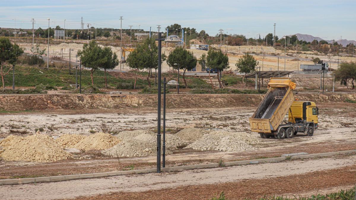 Obras de resititución de infraestructuras básicas inciadas hace unos meses por el nuevo agente urbanizador en el SUS-A, que también ha comenzado a levantar docenas de viviendas
