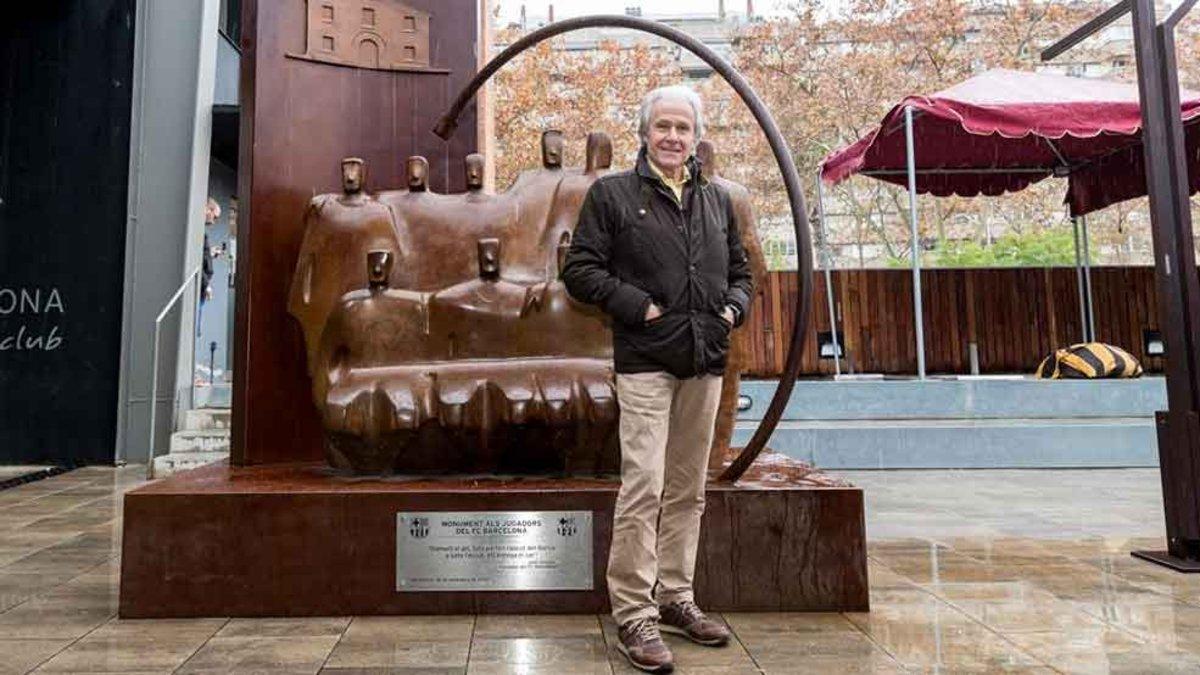 Ramon Alfonseda, delante de la escultura que simboliza a todos los jugadores del FC Barcelona