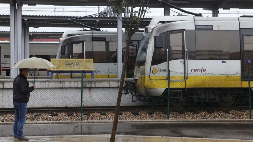 Dos trenes de vía estrecha, en la estación de El Berrón. | LNE