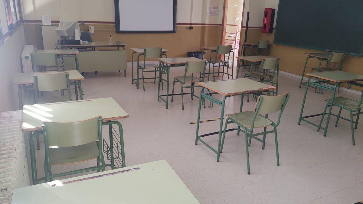 Imagen de un aula escolar sin alumnos.