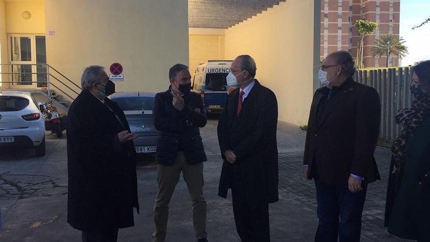 Bendodo y el alcalde, esta mañana en la visita del consejero al centro de salud de Cruz de Humilladero.