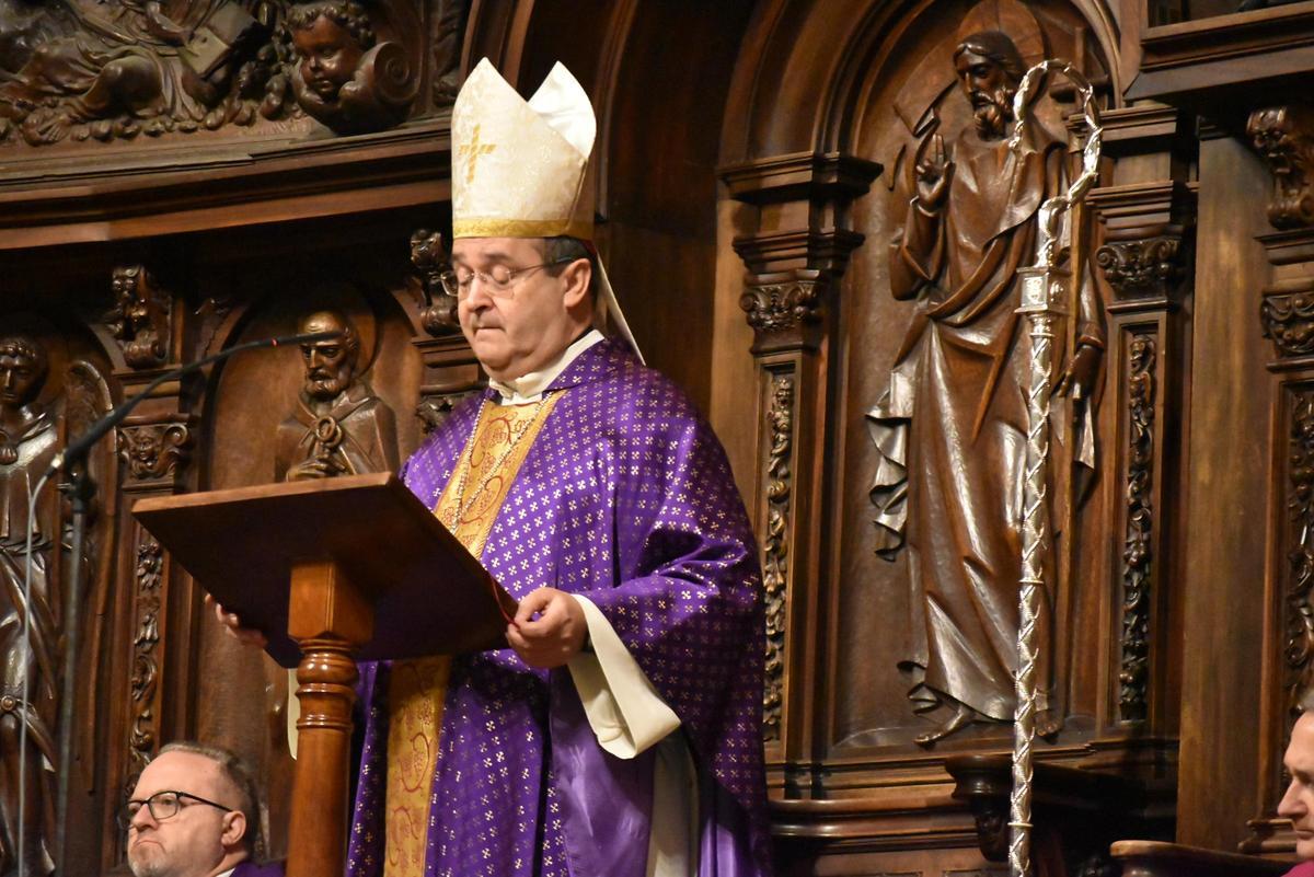 Galería | Cáceres celebra el Miércoles de Ceniza en la Concatedral de Santa María.