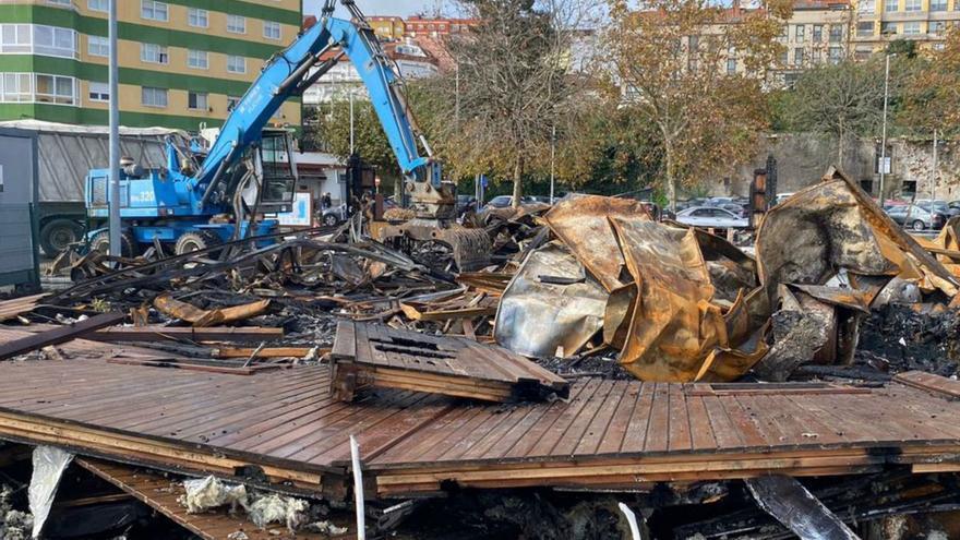 Inician la retirada de los escombros del restaurante incendiado del puerto de Moaña