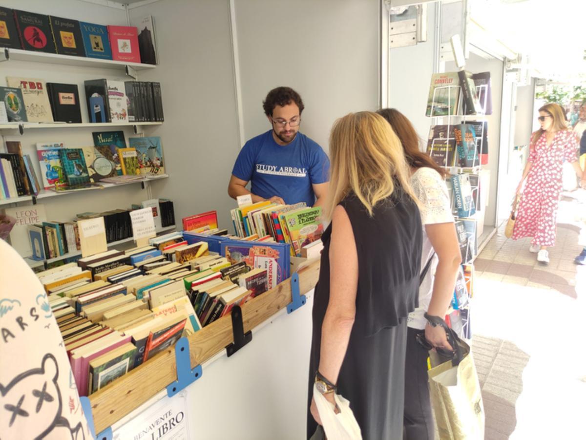 Uno de los libreros participantes en la Feria del Libro de Benavente. / E. P.