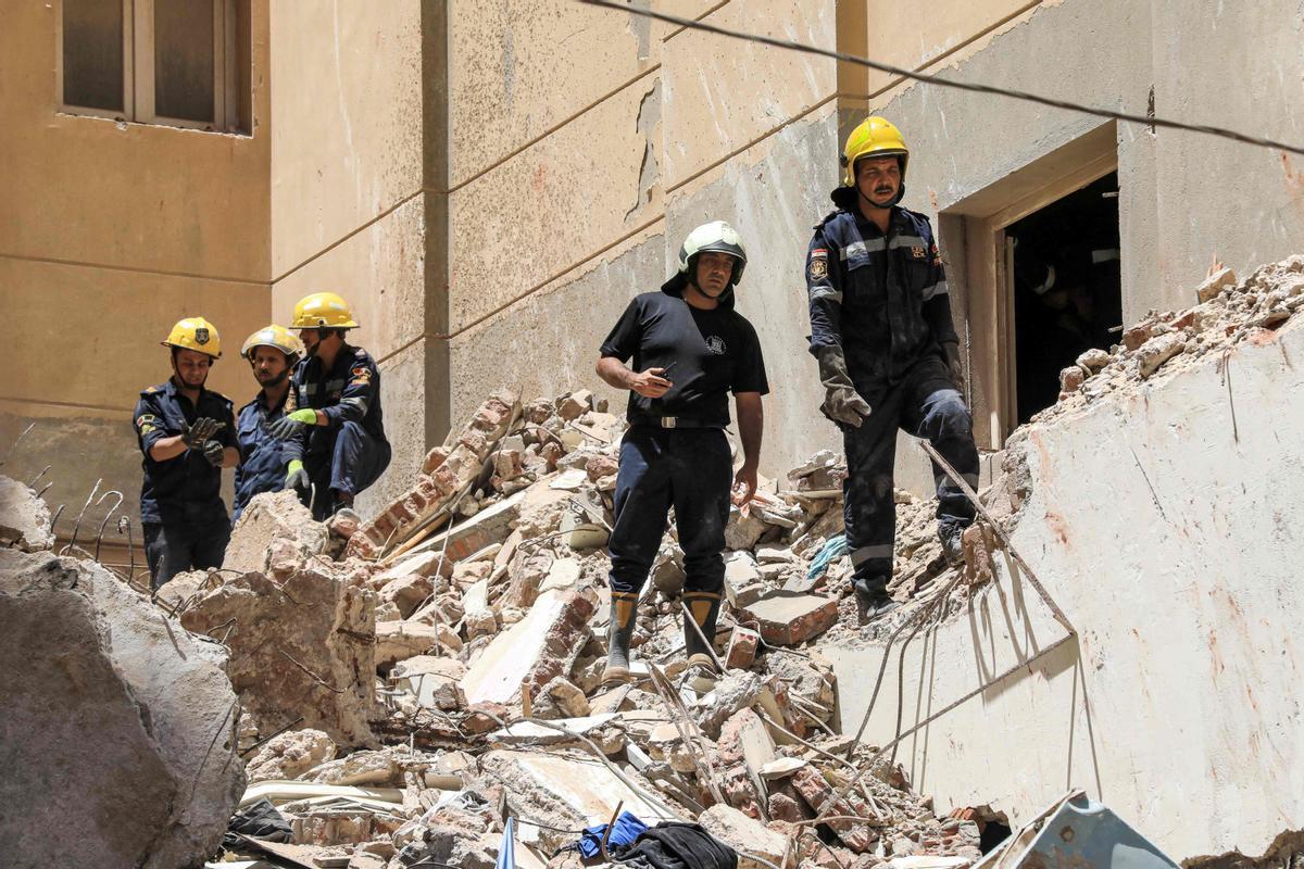 Los socorristas de defensa civil buscan entre los escombros en la escena de un edificio derrumbado de 13 pisos en el distrito de Sidi Bishr de la ciudad de Alejandría, en el norte de Egipto.