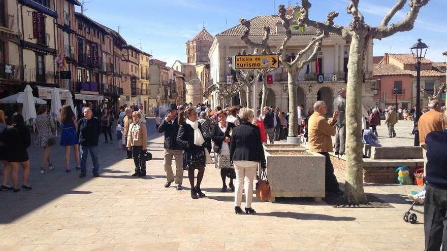 Vecinos pasean por la Plaza Mayor de Toro.