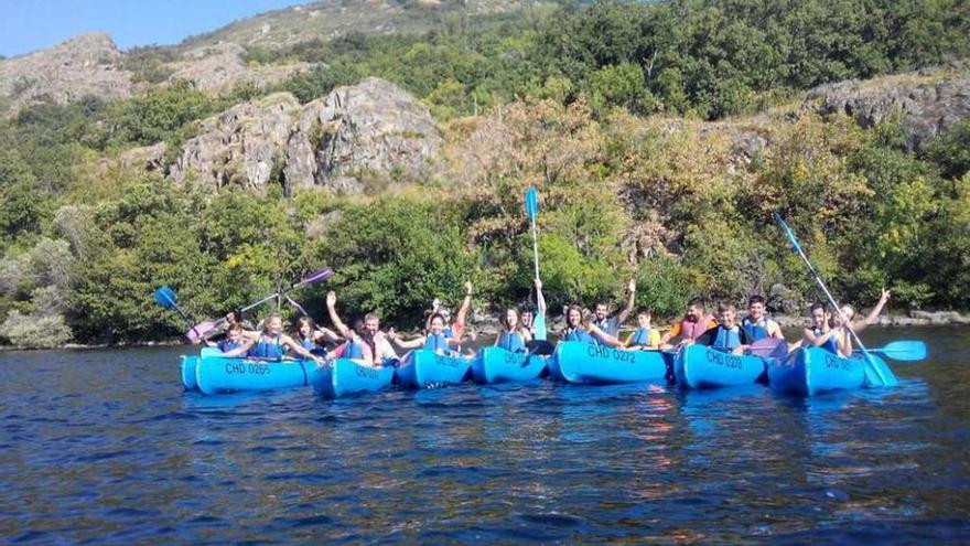 Participantes en una actividad de piragüismo en el Lago de Sanabria.