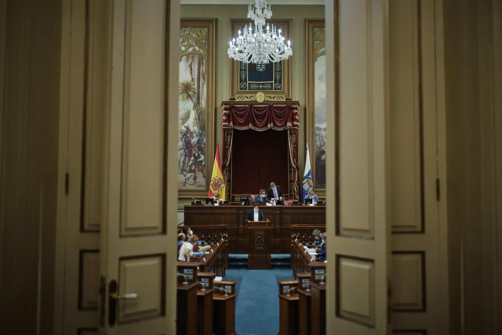 Pleno en el Parlamento de Canarias