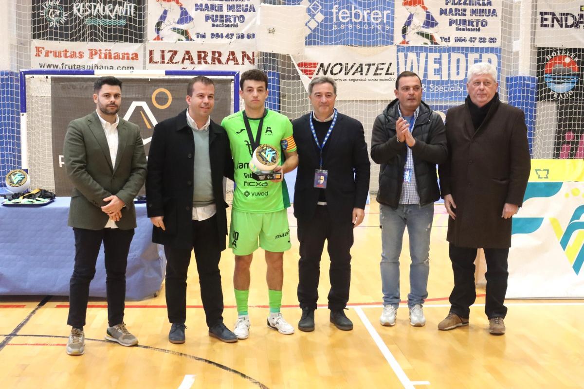Castejón recogió el trofeo al subcampeón para el Family Cash Alzira FS.