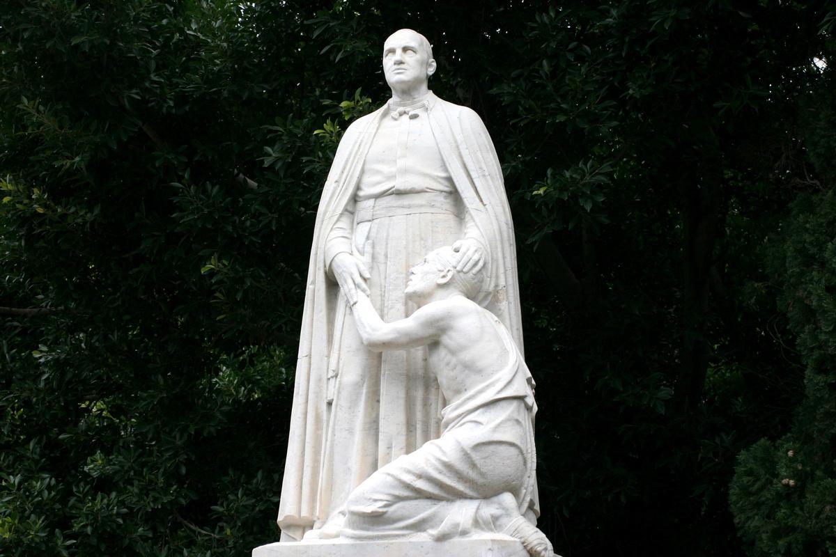 Escultura del padre Ferrís en los jardines del Sanatorio de Fontilles.