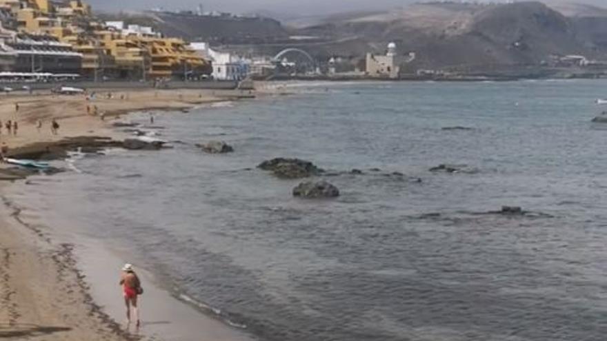 Tiempo en Canarias: Playa de Las Canteras con marea baja el 17 de agosto de 2022.