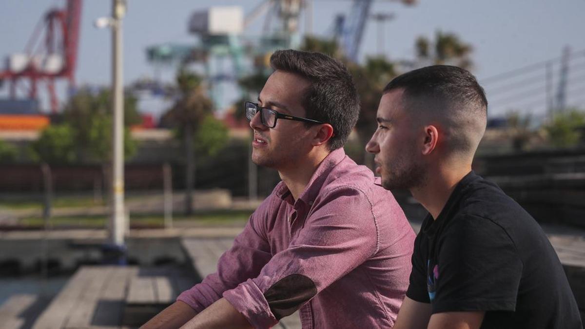 Jesús Lucero y Adrián Angulo, dos jóvenes precarios, conversan en La Marina de València para el reportaje.