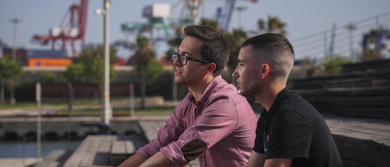 Jesús Lucero y Adrián Angulo, dos jóvenes precarios, conversan en La Marina de València para el reportaje.