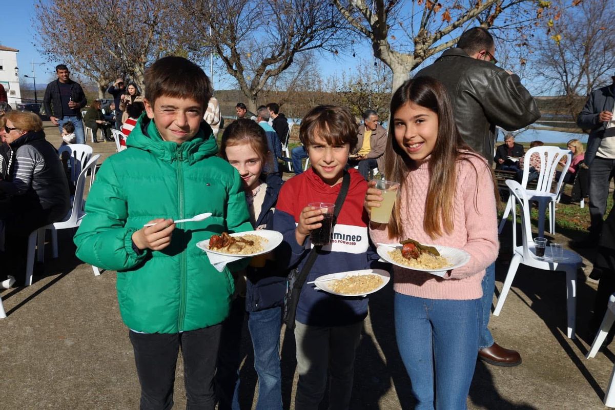 Niños de Peloche en las migas de San Antón
