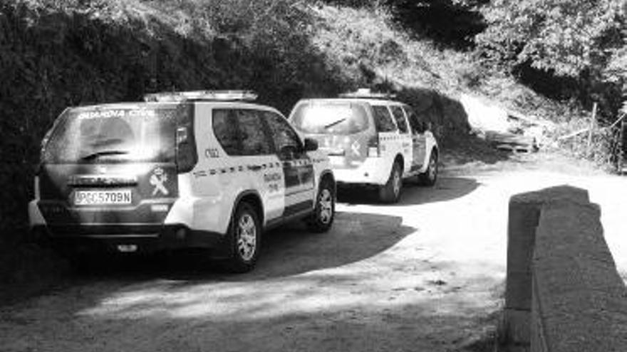 Vehículos estacionados junto a la vivienda de la víctima en La Llaneza.