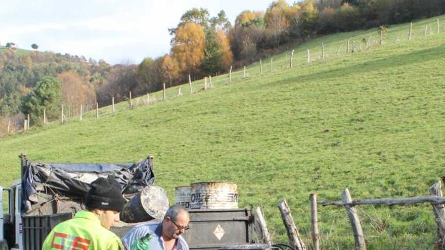 Valdés incluirá la limpieza viaria en el servicio de recogida de basura  60.000 euros para los caminos rurales