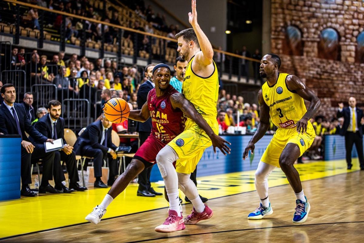 Thad McFadden, jugador del UCAM Murcia, durante el partido en Hungría.