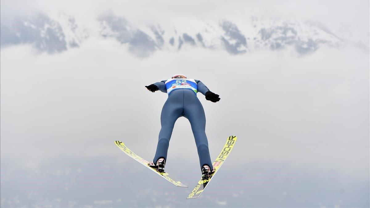 Karl Geiger de Alemania vuela durante su salto de prueba del Campeonato del Mundo de Esquí Nórdico FIS en Bergisel-Schanze