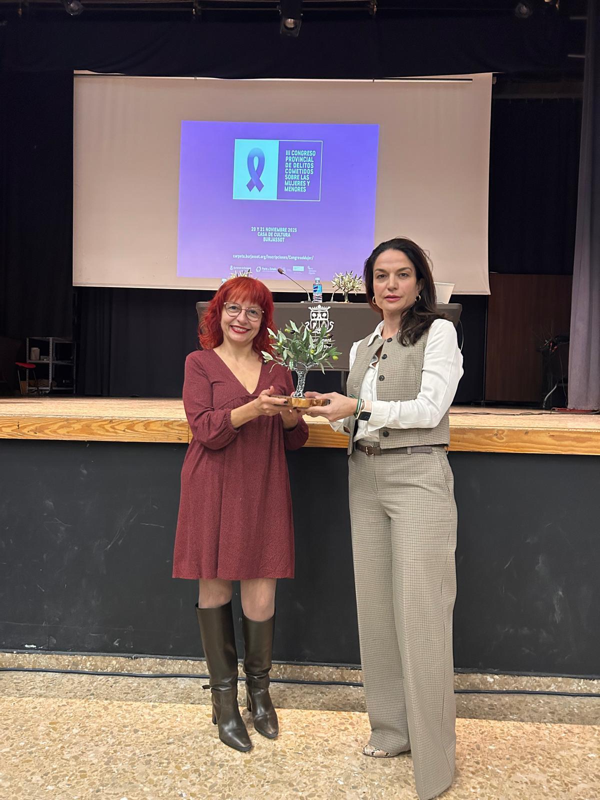 Teresa Domínguez e Isabel Carricondo, esta mañana en Burjassot.