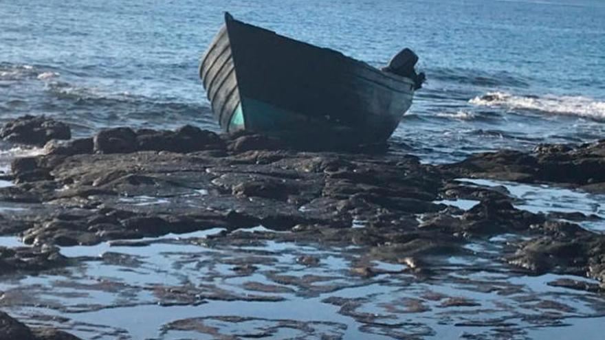 Imagen de archivo de un cayuco abandonado en las costas de Canarias.