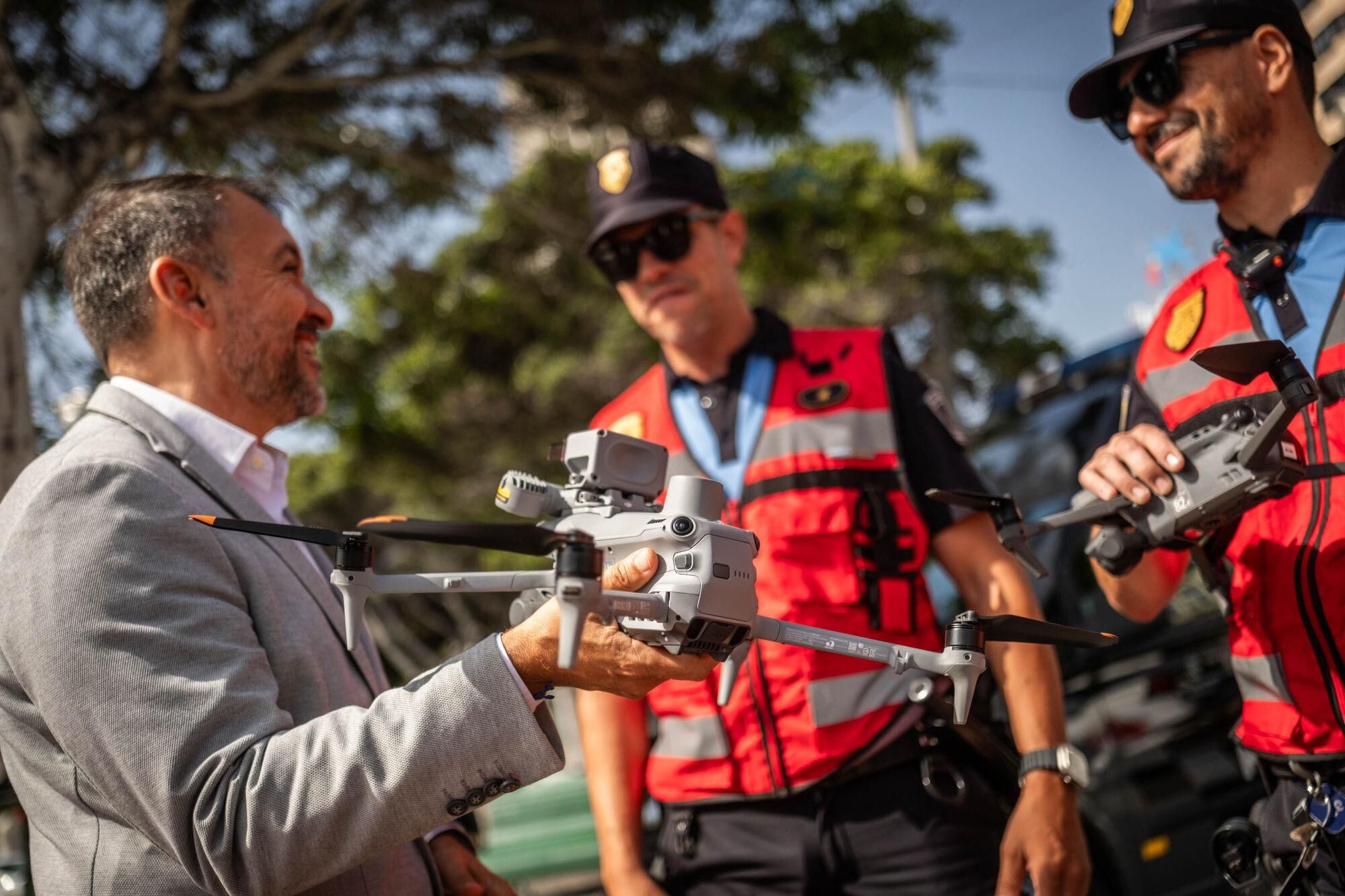 Presentación de los nuevos drones que usarán la Policía Local y Protección Civil de Santa Cruz de Tenerife. 