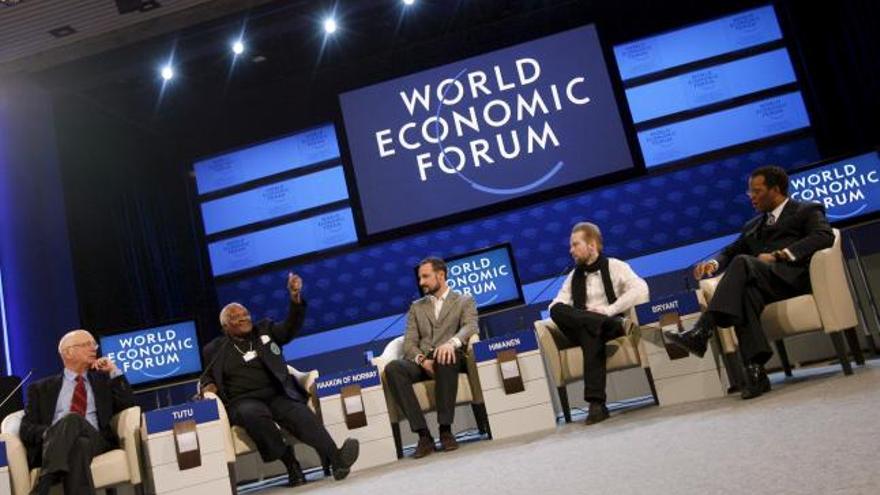 El fundador del Foro Económico Mundial, Klaus Schwab, el arzobispo sudafricano Desmond Tutú, el príncipe Haakon de Noruega, el filósofo Pekka Kimanen y el fundador, presidente y director ejecutivo de Operation Hope, John Bryant, durante la clausura del Foro Económico de Davos, Suiza.