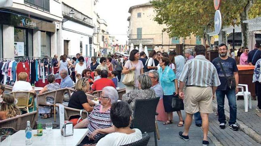 Numeroso público se concentró en la plaza ayer a mediodía para visitar la feria.