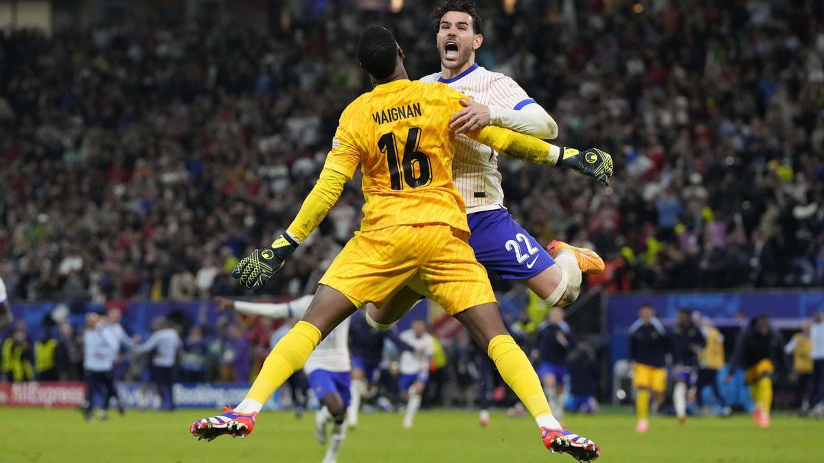 Mike Maignan y Theo Hernandez celebran eufóricos el final de la tanda contra Portugal.