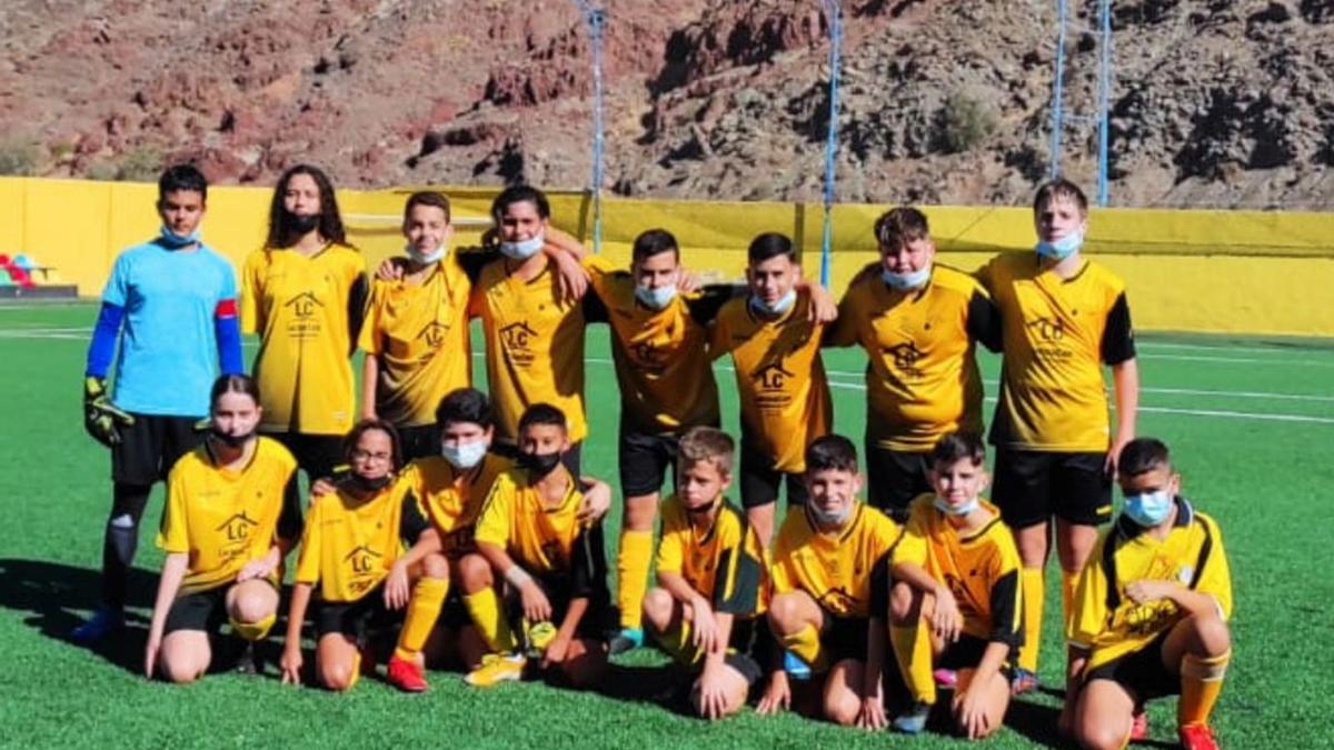 El plantel de la UD San Nicolás, de categoría infantil, antes de medirse a la UD Las Palmas, en el estadio de Los Cascajos.  | | LP/DLP