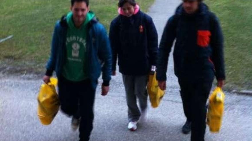 Los tres alumnos accediendo a la residencia.  // FDV