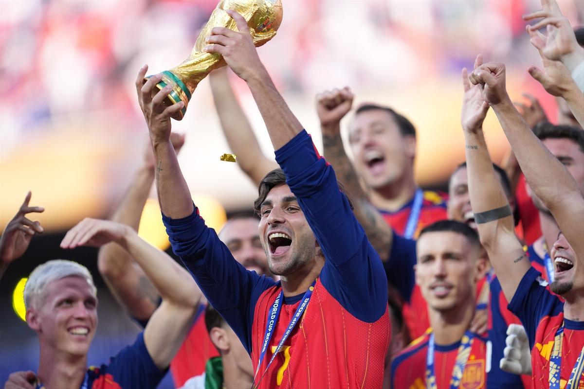 Ferran Torres, de España, celebra con el trofeo tras conquistar la Copa Mundial de la FIFA 2026.