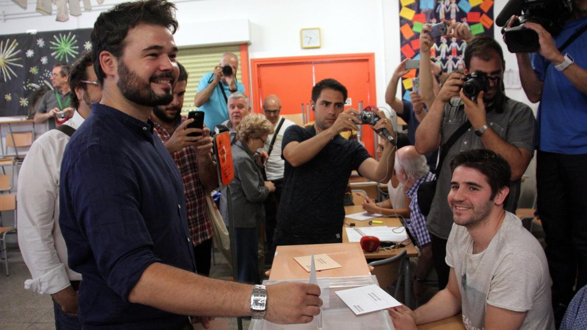 Gabriel Rufián vota en Sabadell