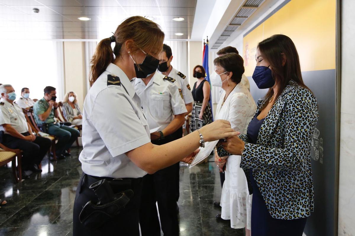 Entrega de diplomas en reconocimiento a la labor de las Fuerzas y ...
