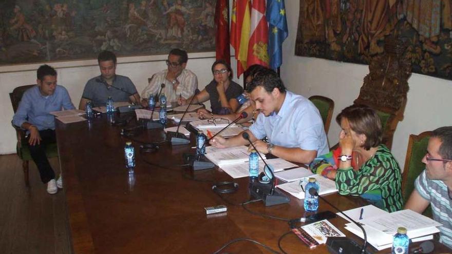 El alcalde y los concejales del equipo de Gobierno socialista durante un pleno del Ayuntamiento. Foto