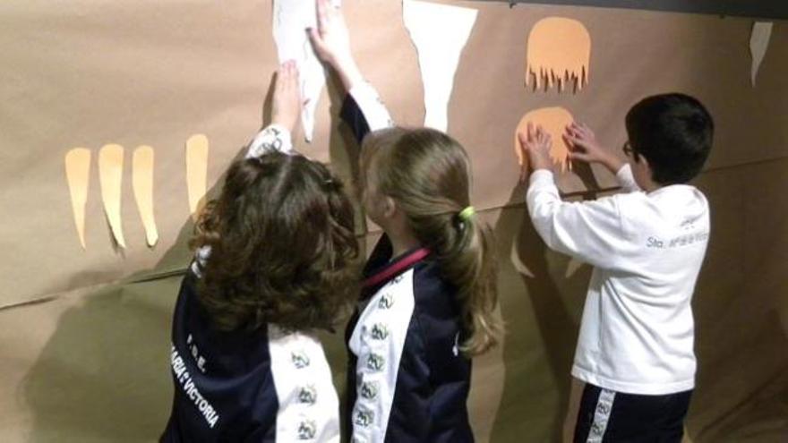 Un grupo de escolares durante la realización de la actividad &quot; Sabes hacer una cueva? Inténtalo en el Museo de Nerja&quot; y que se incluye en la Semana de la Ciencia de Andalucía,a la que se ha sumado la Fundación Cueva de Nerja (Málaga), organizando una serie de actividades gratuitas para aprender a fabricar su propia cueva y conocer los secretos del mundo subterráneo, creando formaciones geológicas que decoran con pinturas rupestres y a conocer utensilios de la Prehistoria.