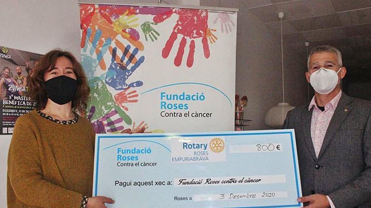 El president del Rotary, Ramon Falgàs,  entrega la donació a la presidenta Núria Páramo