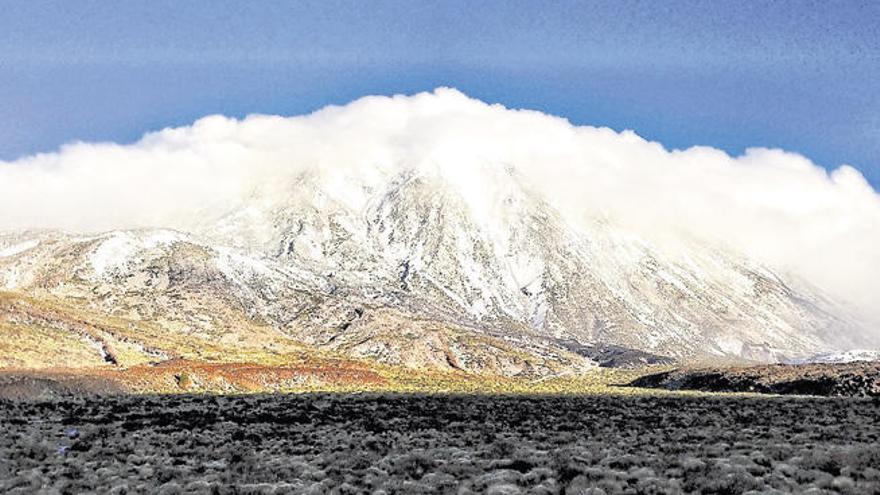 El blanco de la nieve preside la postal del Teide en Tenerife