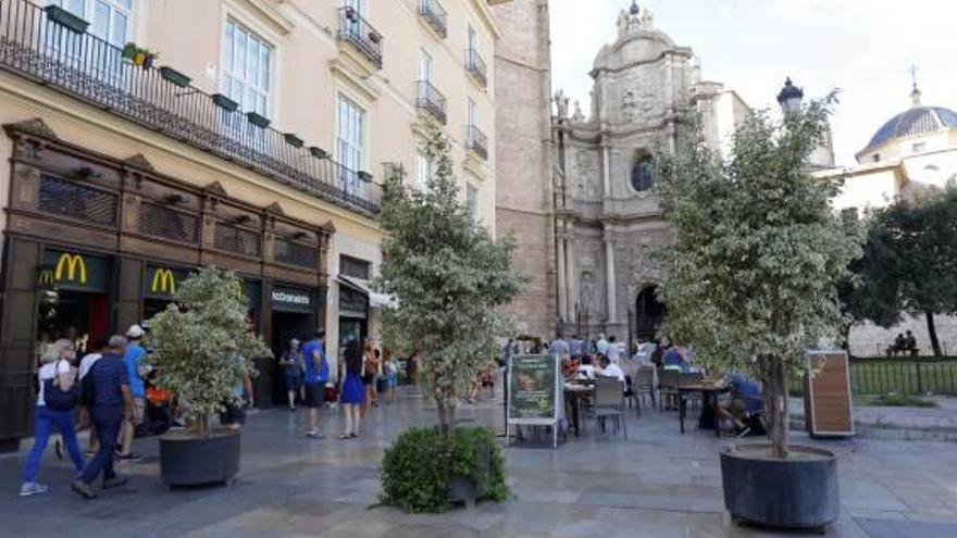 Obstáculos colocados en la Plaza de la Reina.