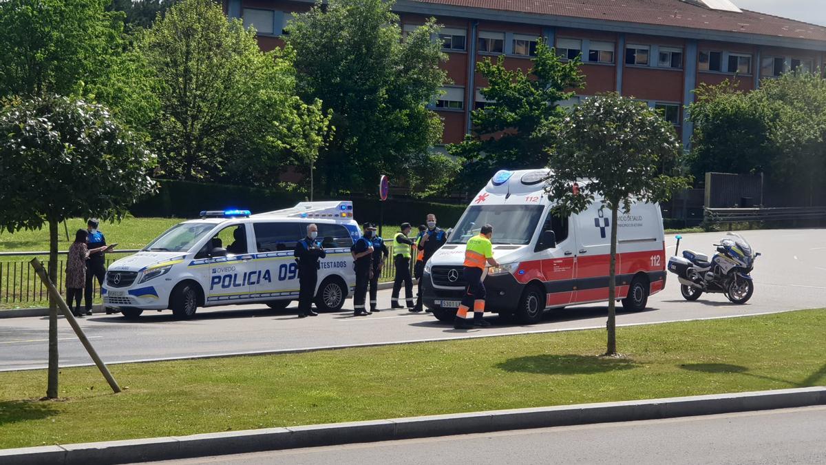 El equipo de atestados y la ambulancia, en la zona del siniestro.