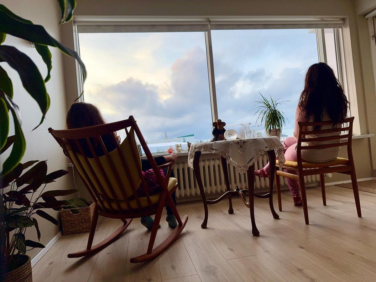 Genießen ihren Island-Urlaub dank der Plattform HomeExchange: Esther Z. und ihre Tochter.