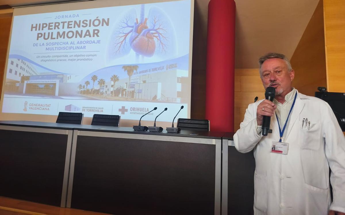 José Cano, gerente del Departamento de Salud de Torrevieja, en la jornada sobre el abordaje multidisciplinar de esta patología