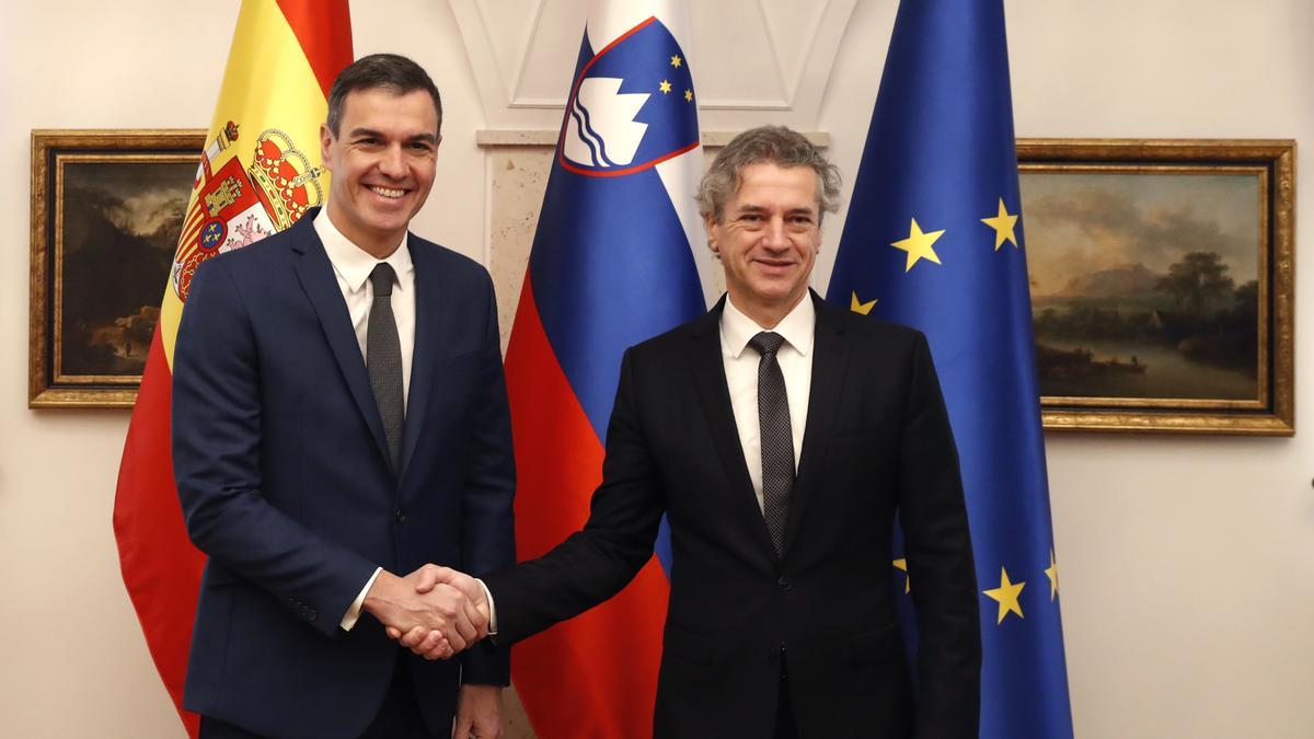 El primer ministro esloveno, Robert Golob , recibe a Pedro Sánchez en la visita al castillo de Brdo, Eslovenia