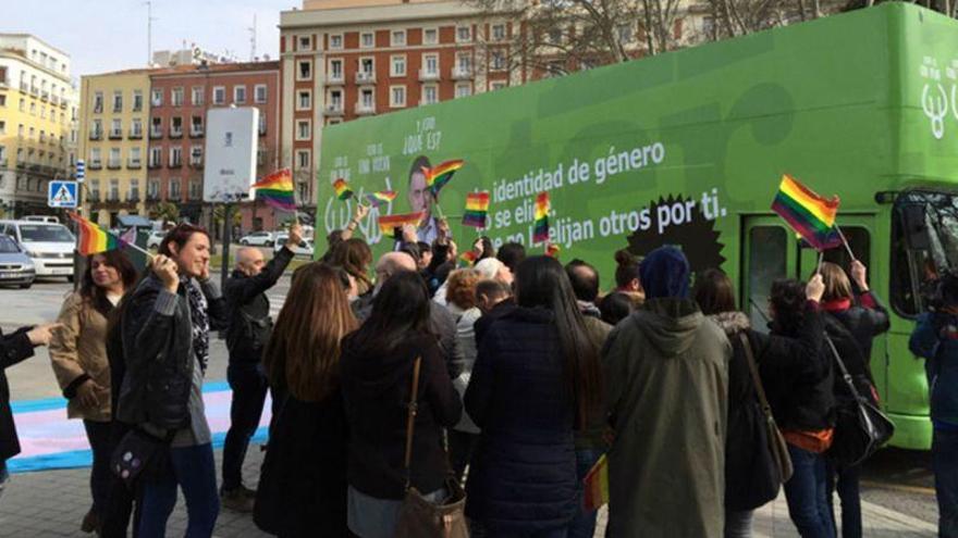 &#039;Hazme reír&#039;, respuesta de &#039;El intermedio&#039; al autobús tránsfobo de Hazte oír