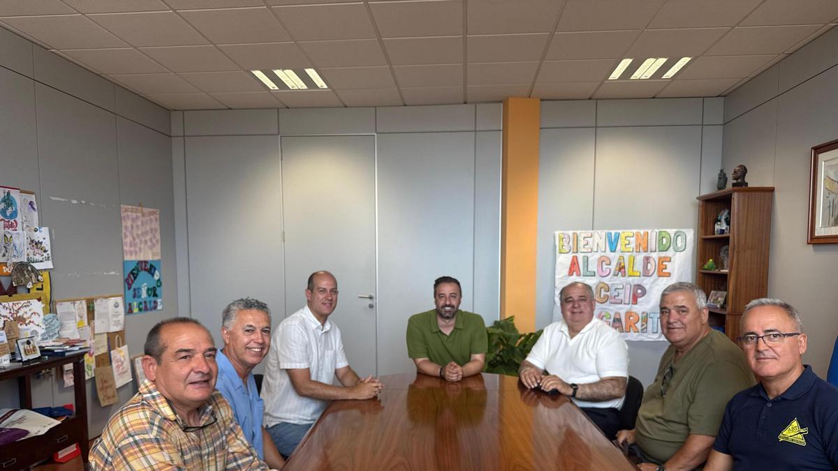 Juan Antonio Peña, el concejal de Cultura, Juan Martel, y el gerente de Gestel, Jesús Suárez, mantienen una mesa de trabajo con amigos y vecinos de "Pepe" Vega