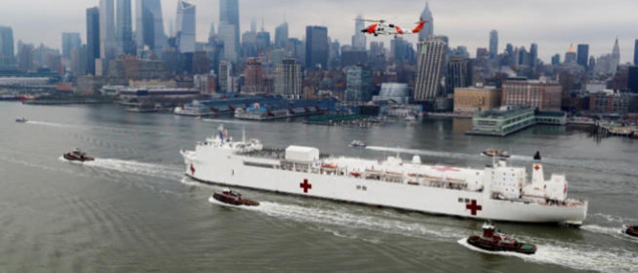 El USNS Comfort entrando en el puerto de Nueva York este 30 de marzo.