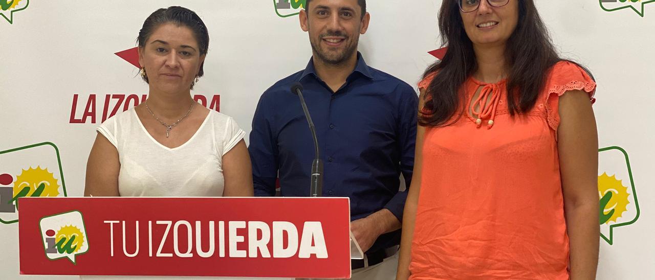 Sebastián Pérez, Irene Ruiz y Carmen María Ruiz, en la sede de IU.