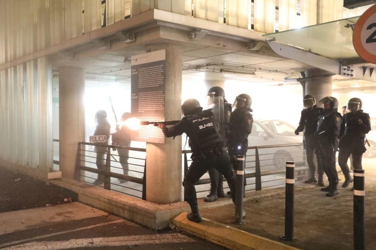 Policías, durante una carga en el aeropuerto de El Prat.