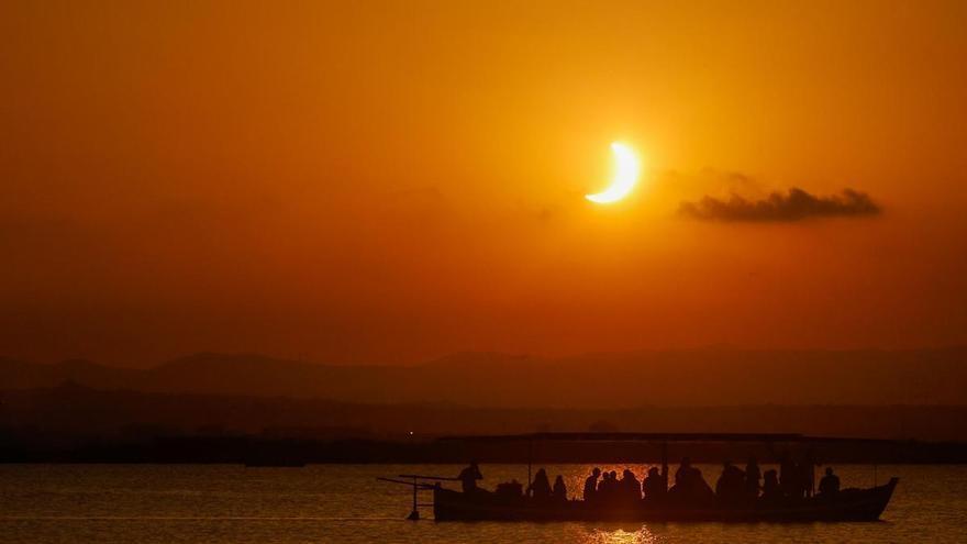 Las imágenes más impresionantes del eclipse sobre la Comunitat Valenciana