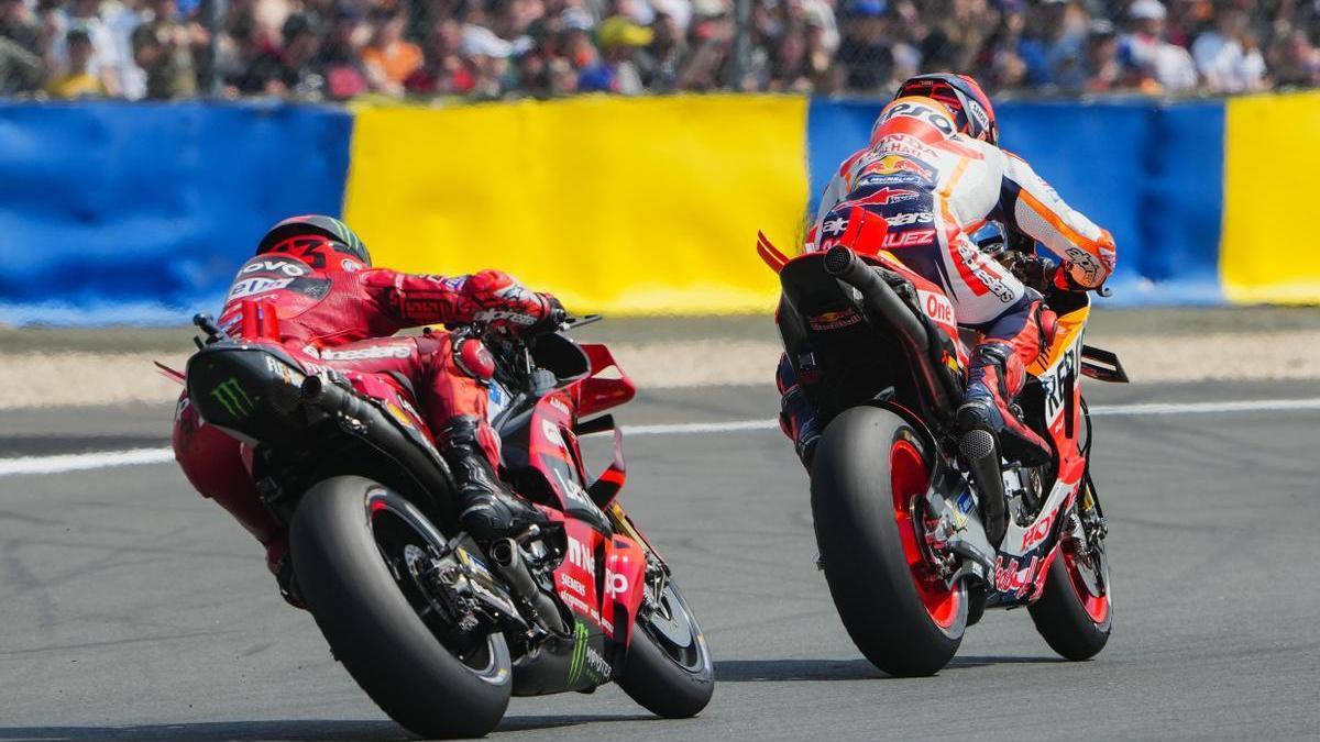 ’Pecco’ Bagnaia (Ducati) persigue a Marc Márquez (Honda), durante la carrera al ’sprint’ de ayer en Le Mans.